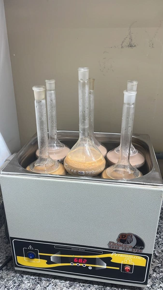 Balões volumétricos em banho térmico